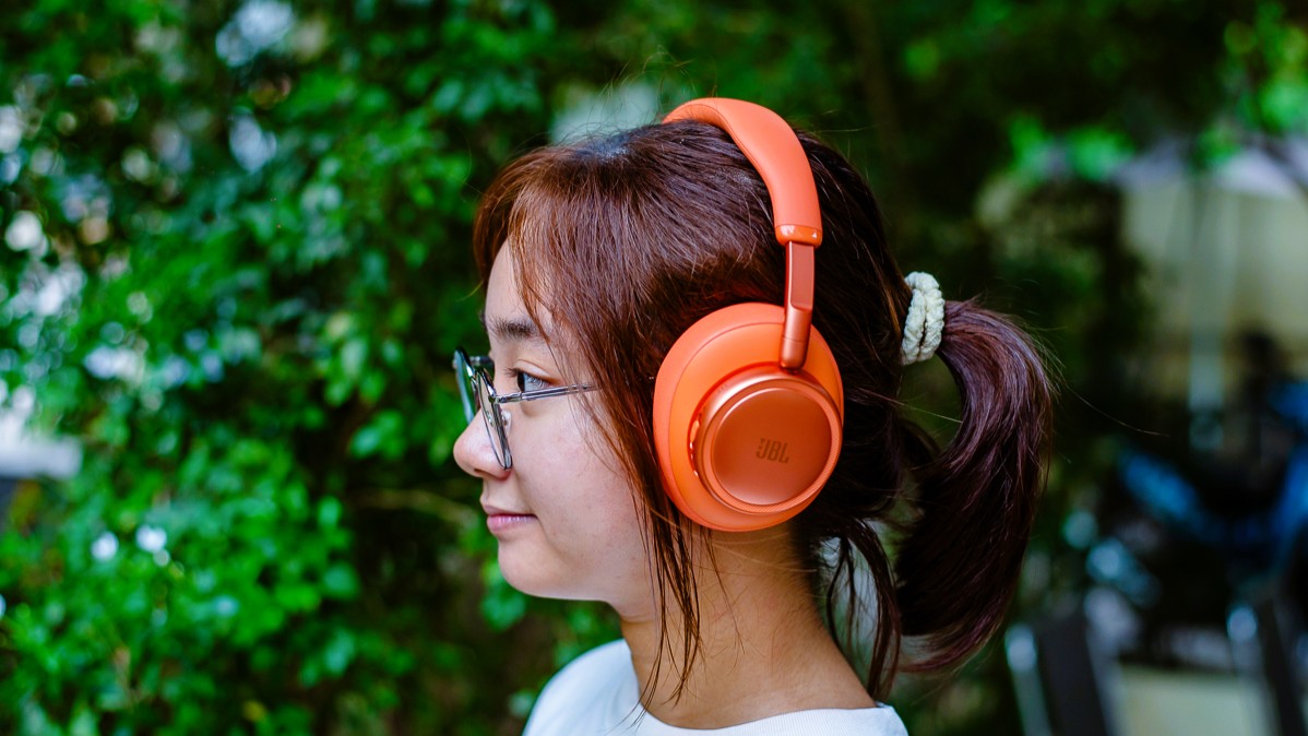 Trên tay JBL Live 780NC: Tai nghe over-ear “cháy” từ ngoại hình đến chất âm, pin 80 giờ, giá 4.3 triệu đồng